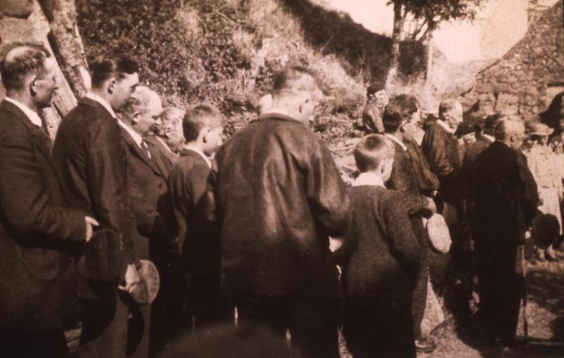  Paroissiens (parroquians) rassemblés pour la bénédiction de la croix (crotz) réalisée par les élèves de l'école (escòla) Saint-Joseph de Rodez, à Lasbros,1937