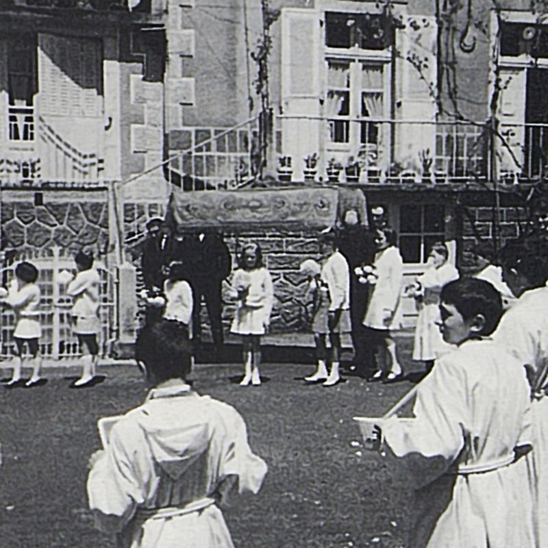 Clercs (clergues) en aubes et fillettes à la Fête-Dieu, 1969
