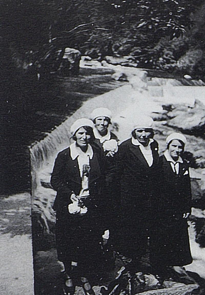 Bérets blancs devant une retenue d'eau (paissièira), à La Boralde de Bonneval, vers 1930