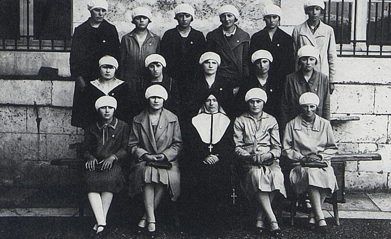  Bérets blancs et religieuse (sòrre, sur), 1929