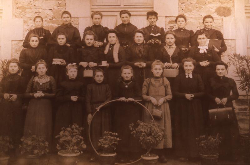 Ecole (escòla) libre ou privée des filles, vers 1890