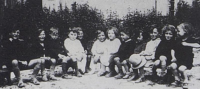 Ecoliers (escolans) assis en demi-cercle sur des bancs, 1934-1935