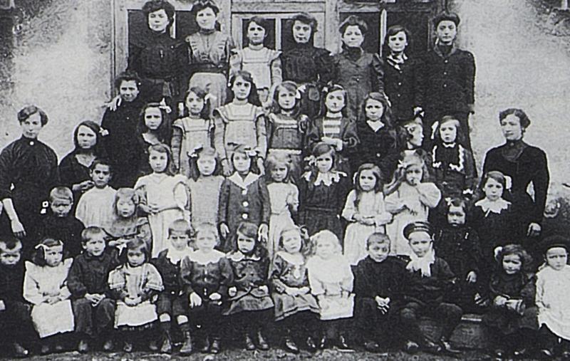 Ecole (escòla) mixte, vers 1912