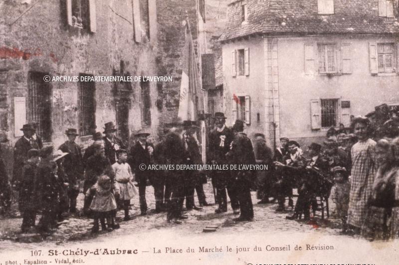 107. St-Chély-d'Aubrac - La Place du Marché le jour du Conseil de Révision