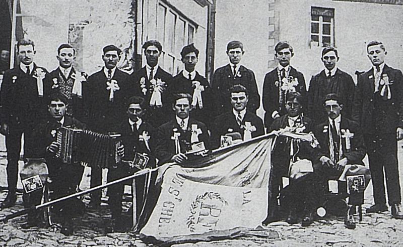 Conscrits et accordéoniste (acordeonista) sur une place pavée, 1928
