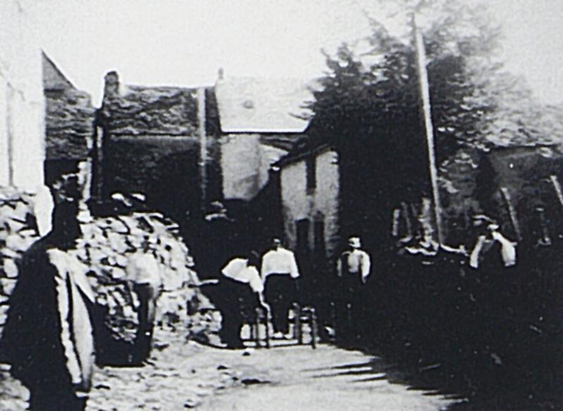  Joueurs de quilles (quilhaires) dans une rue(carrièira), à La Bastide d'Aubrac
