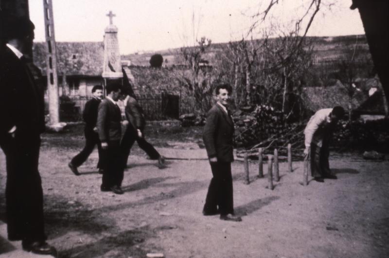  Joueurs de quilles (quilhaires) devant le monument aux morts (monument als mòrts), 1950-1960