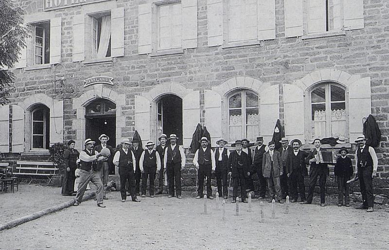 Joueurs de quilles (quilhaires) et accordéoniste (acordeonista) devant l'hôtel Auguy, à Aubrac