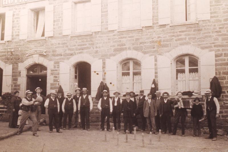 Joueurs de quilles (quilhaires) et accordéoniste (acordeonista) devant l'hôtel Auguy, à Aubrac