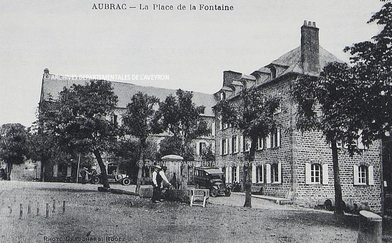 AUBRAC - La Place de la Fontaine