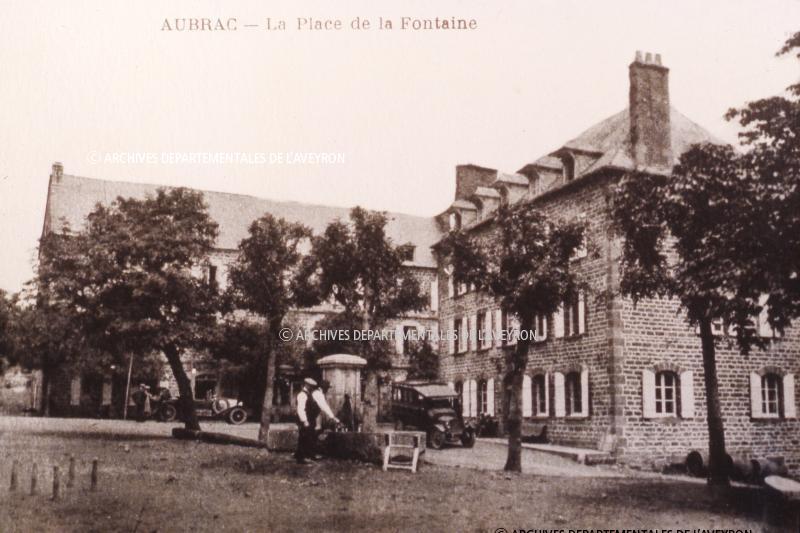 AUBRAC - La Place de la Fontaine