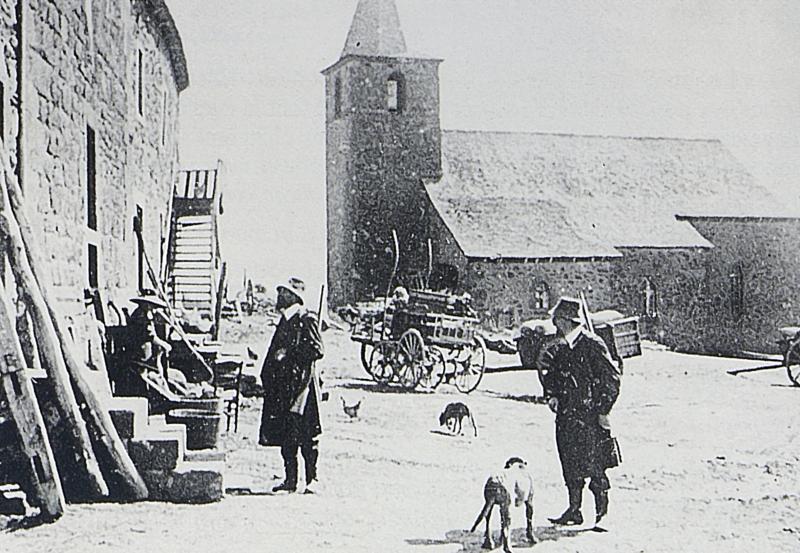 Deux chasseurs (caçaires), deux chiens (cans) et femme faisant la lessive (bugada) dans un baquet, à Bonnefon, vers 1919