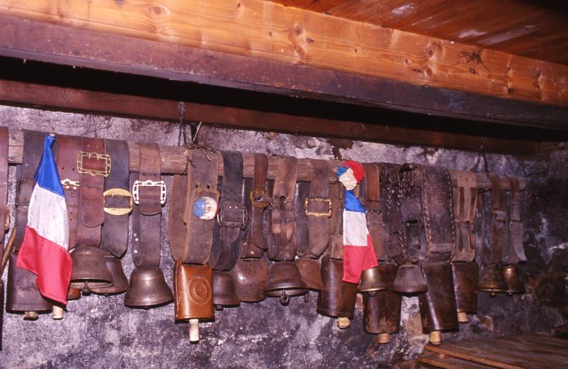  Sonnailles en fonte (esquilas) et en tôle emboutie (clapas) sur colliers (colars) en cuir, en Aubrac (secteur de Saint-Chély d'Aubrac), octobre 1997
