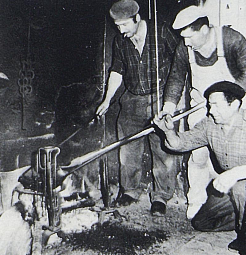 Trois hommes faisant griller des châtaignes (castanhas), à Lasbros