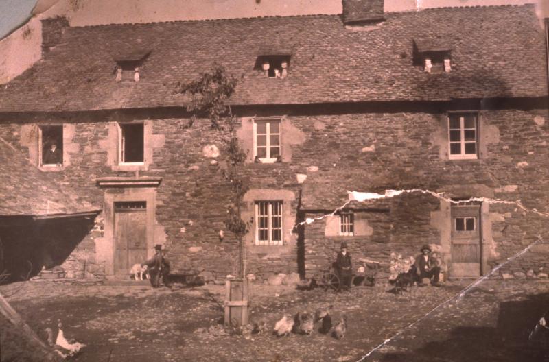  Famille, berger (pastre) et volaille (polalha) devant une maison (ostal), à Aunac, 17 septembre 1920