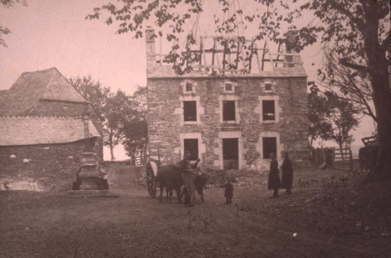 Maison (ostal) en construction et paire de bovidés (parelh) attelés, à Aunac, 1924
