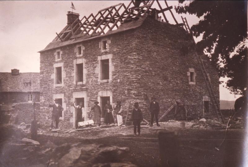 Maçons (peirièrs) taillant des linteaux (lindals, lundars), charpentier (fustièr) sur chantier de maison (ostal) en construction, à Aunac, 1924