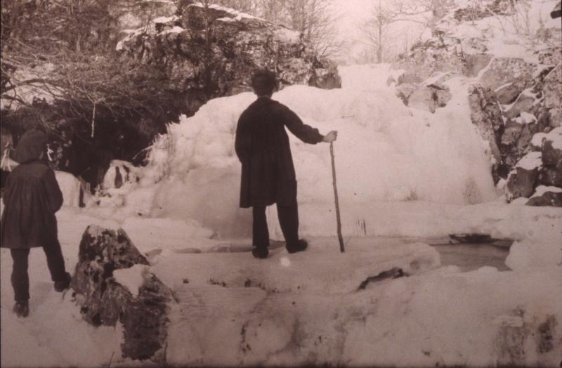 Deux garçons sur une cascade gelée, aux Touzes, vers 1910