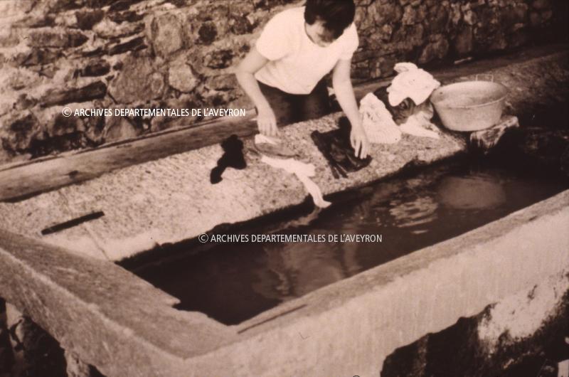 Femme faisant la lessive (bugada) dans un lavoir (lavador), 12 juillet 1966