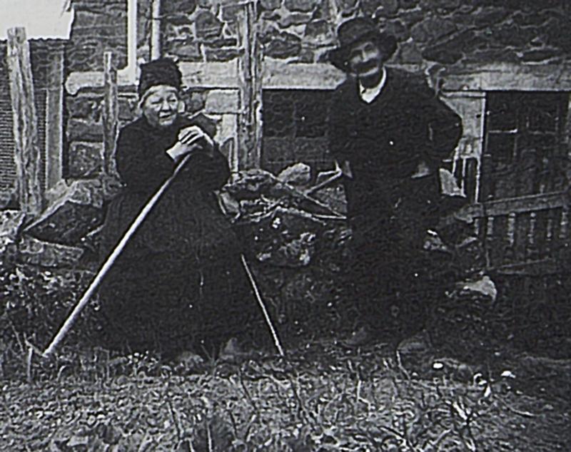 Femme et homme dans un jardin (òrt), à La Bastide d'Aubrac, vers 1932