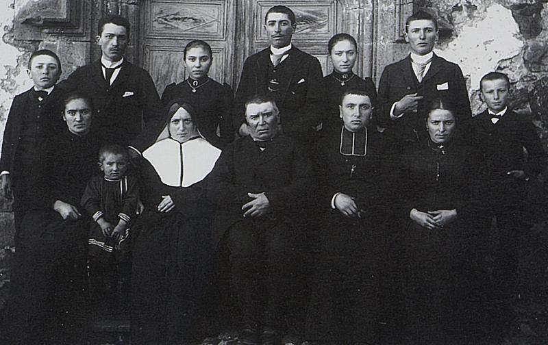 Famille Pradel devant la “porte de la miche”, à Bonnefon, 1893