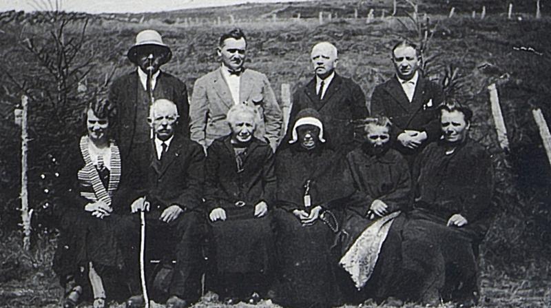  Famille et religieuse (sòrre, sur) dans une prairie (prada, prat), à La Borie, 1940