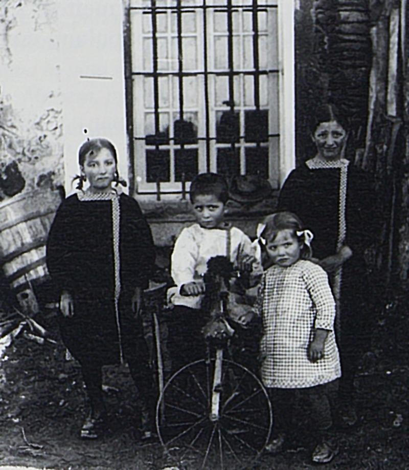 Enfants Pradel, gerle (gèrla) et tricycle, à Bonnefon, 1917