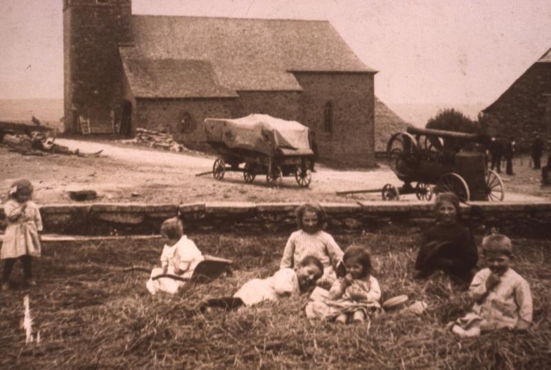 Enfants Pradel devant l'aire de battages, à Bonnefon, vers 1914