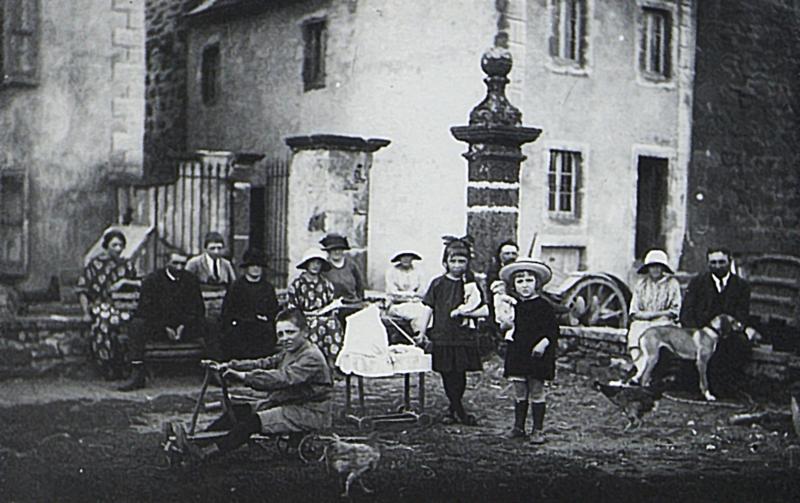 Enfants Pradel avec leurs jouets, à Bonnefon, vers 1923