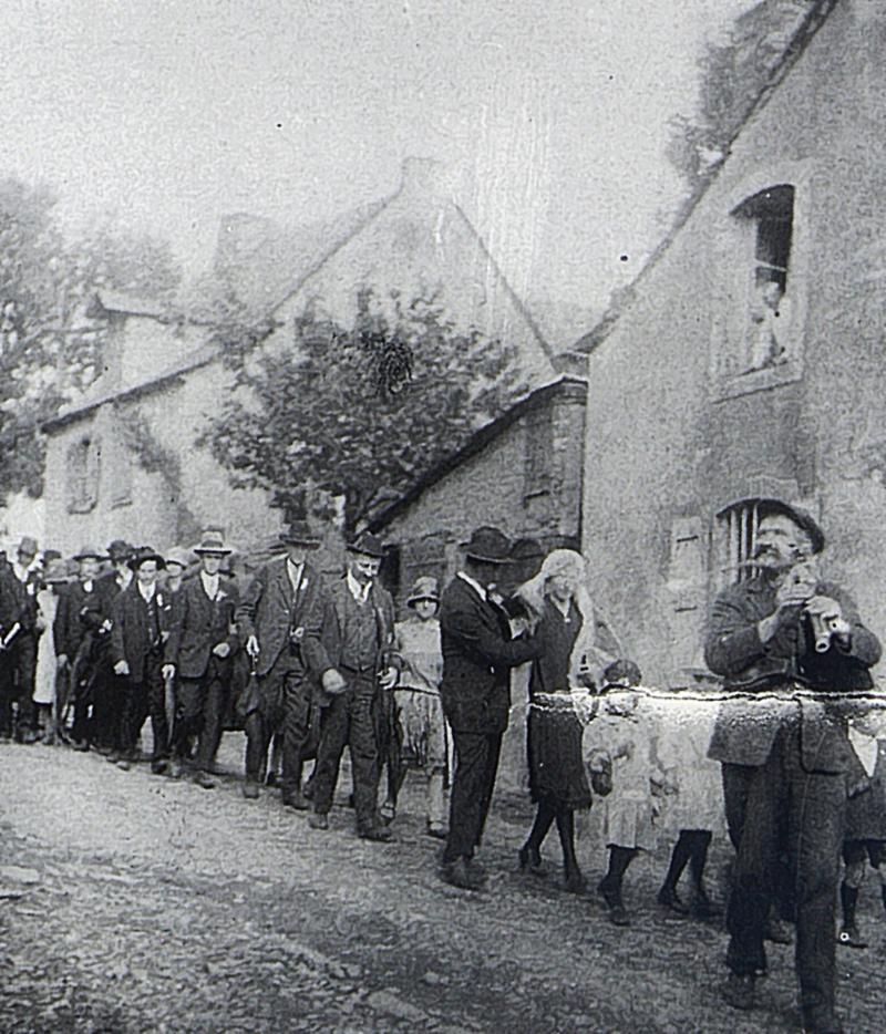 Cortège du mariage Raulhac avec joueur de cabrette (cabretaire), à Salgues, 27 juillet 1927