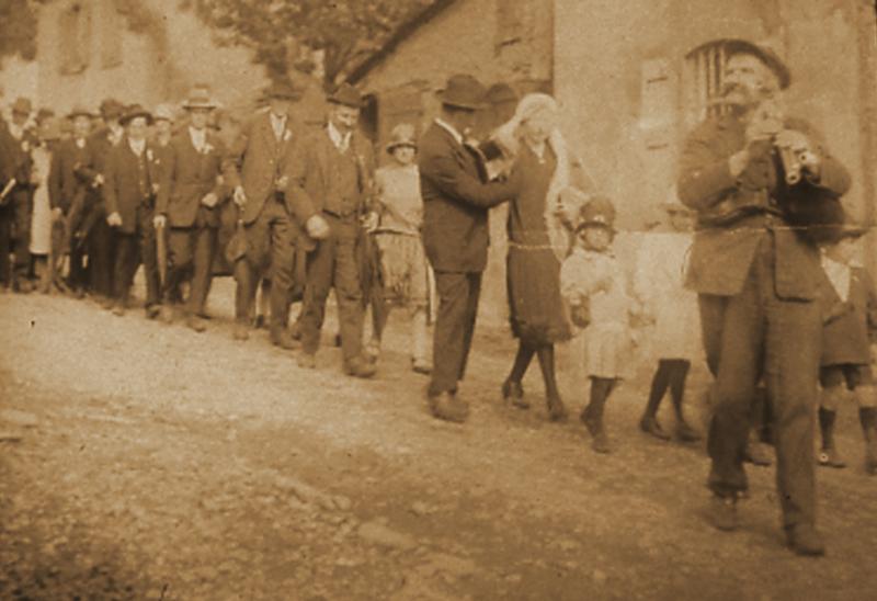 Cortège du mariage Raulhac avec joueur de cabrette (cabretaire), à Salgues, 27 juillet 1927
