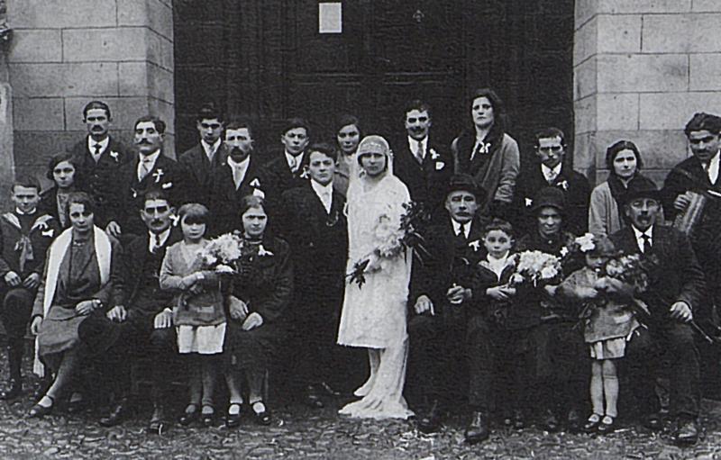  Mariage Domergue-Fournier avec accordéoniste (acordeonista) devant porte de l'église (glèisa), 18 novembre 1930