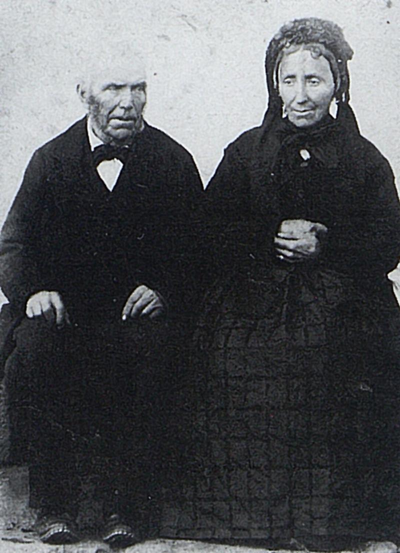  Couple en habits (vestit) traditionnels assis, en Aubrac (secteur de Saint-Chély d'Aubrac)
