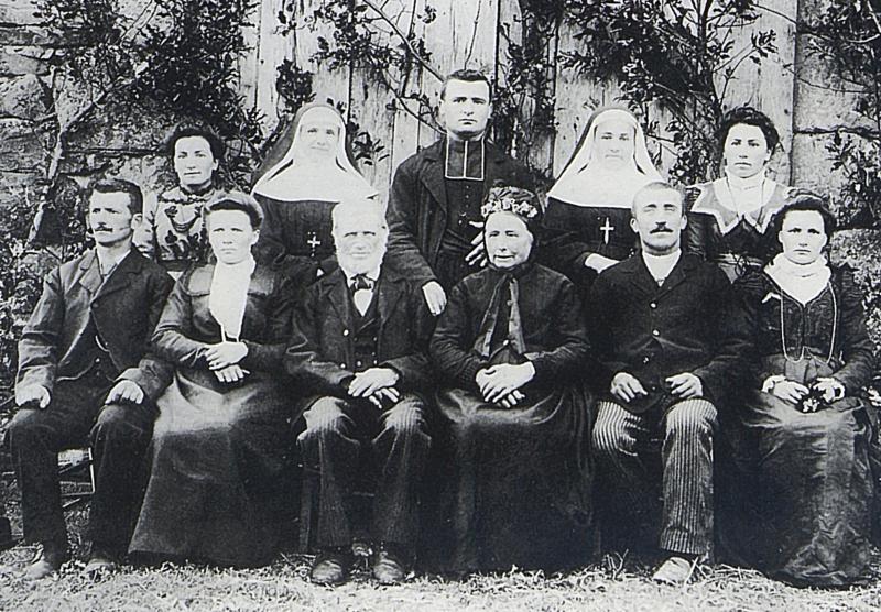  Famille Miquel avec religieuses (sòrres, surs) et curé (curat), en Aubrac (secteur de Saint-Chély d'Aubrac)