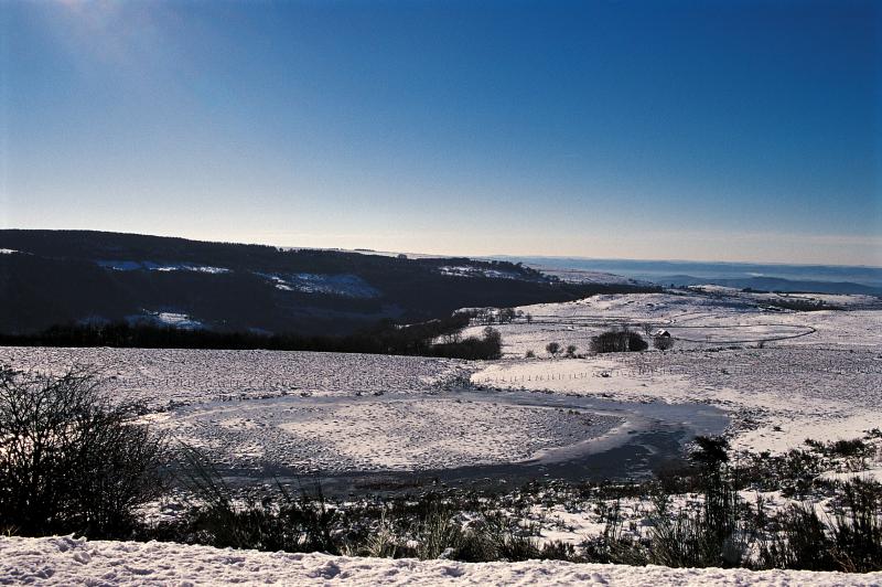  Tourbière d'origine glacière ou pingo (laquet) sous la neige (nèu), en Aubrac (secteur de Saint-Chély d'Aubrac), janvier 1998