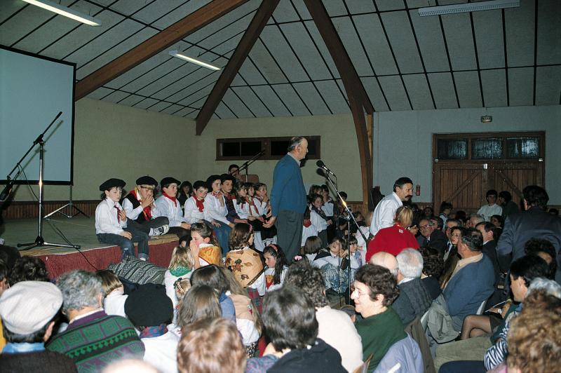  Ecoliers (escolans), élus (elegits) et public à la première soirée de clôture (velhada) des animations de l'opération Al canton Rignac, à Mayran, samedi 24 novembre 1990