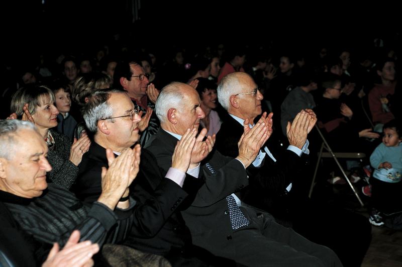  Elus (elegits) et public à la quarante sixème et dernière soirée de clôture (velhada) de l'opération Al canton Rodez ouest, à Luc La Primaube, mardi 14 décembre 2004