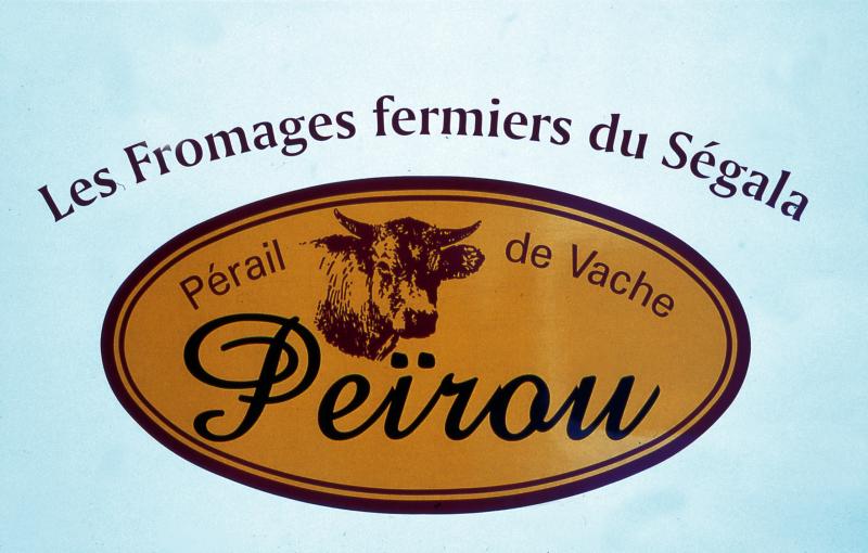 Enseigne en français et occitan :  Les fromages fermiers du Ségala, pérail de vache, Peïrou