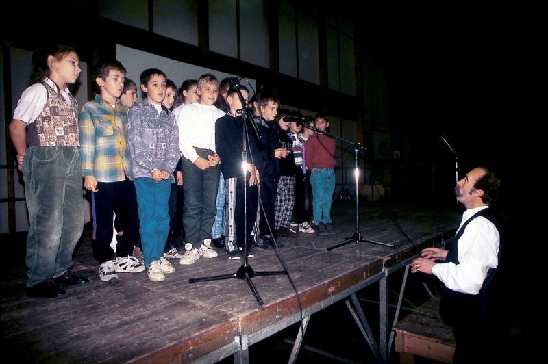 Écoliers (escolans) sur scène (empont), à Sévérac le Château, mardi 22 octobre 1996