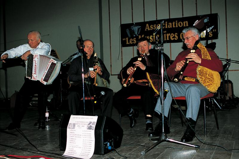 Accordéoniste (acordeonista) et trois joueurs de cabrette (cabretaires) de l'association Les musicaïres del país se produisant sur scène, 10 janvier 2005