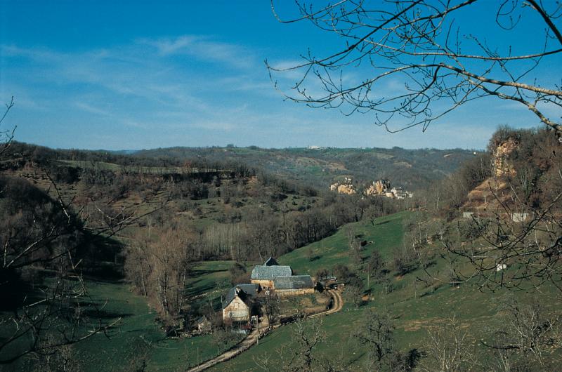 Ferme (bòrda, bòria) et village (vilatge) au loin sur un éperon rocheux