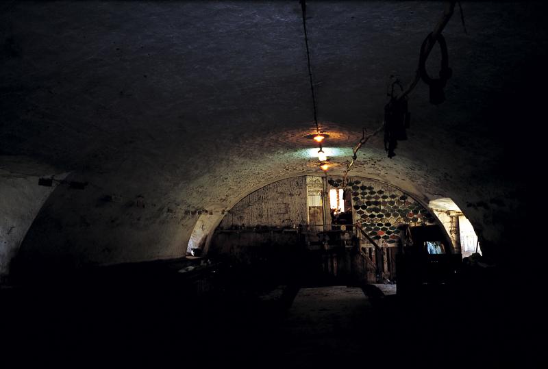 Intérieur d'étable (estable), porte de la chambre du berger (pastre) et plaques de concours exposées, secteur de Bozouls, septembre 1993