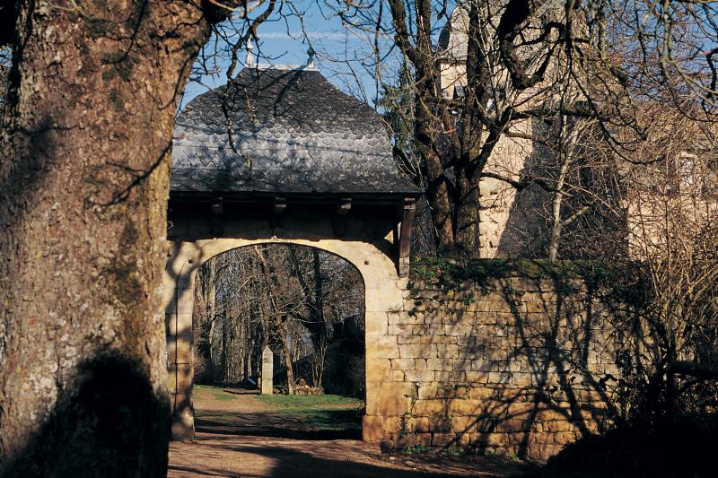 Portail (portal) couvert d'entrée de cour de maison bourgeoise, près de Séveyrac, mars 1994