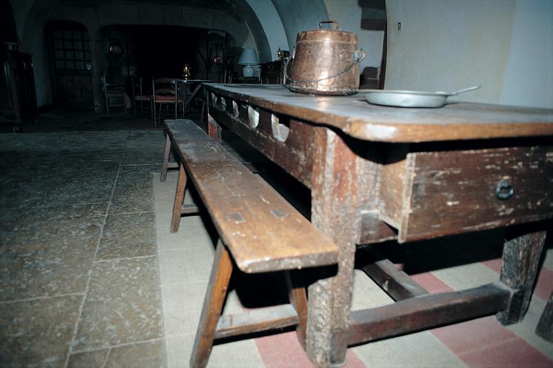 Banc et table (taula) avec niches aménagées dans la ceinture pour y loger la vaisselle, février 1994