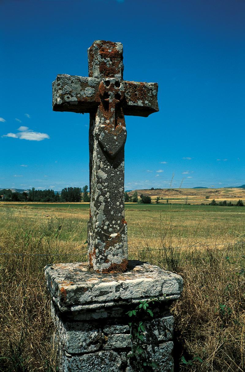 Croix (crotz) de pierre historiée 1828 avec représentation d'un cœur sous une petite croix, secteur de Belmont sur Rance, juillet 1999