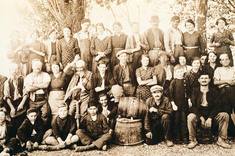 Equipe de vendangeurs (còla de vendémiaires), au domaine de Saint-Privat, à Vias (34), 1935
