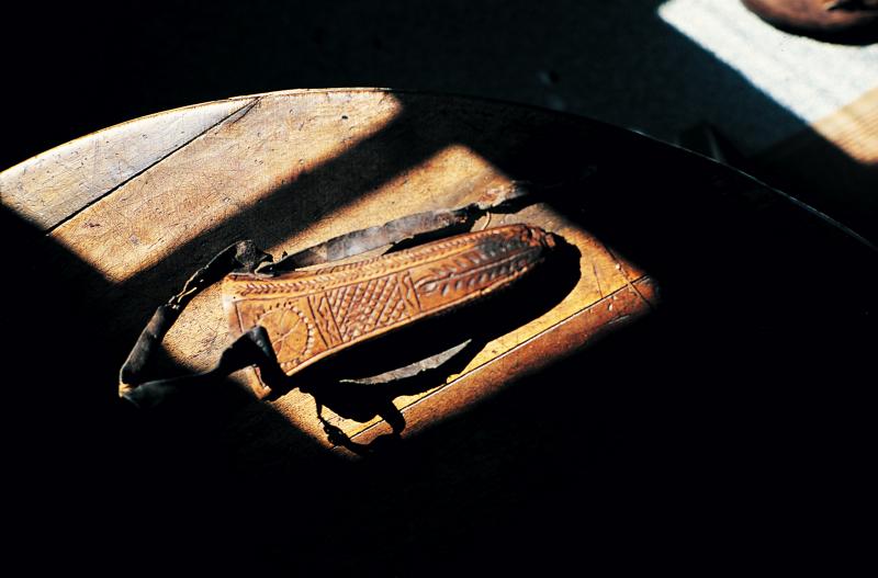 Coffin (codial, codièr), étui en bois ouvragé dans lequel prend place une queux ou pierre à aiguiser (cot), septembre 1999