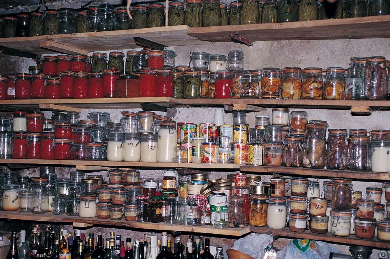 Bocaux de conserves de charcuterie et de légumes dans des étagères, secteur de Belmont sur Rance, janvier 1999
