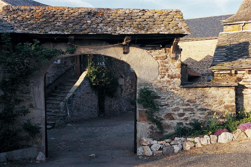 Portail (portal) couvert d'entrée de cour de maison (ostal), mars 1997