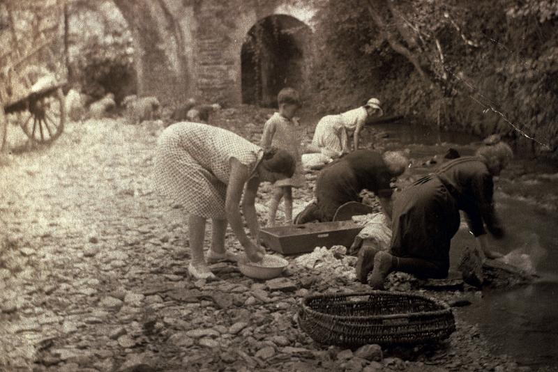Char (carri), enfant et quatre femmes faisant la lessive (bugada) dans un ruisseau (riu), au Pont de Cabrit, 1930-1932